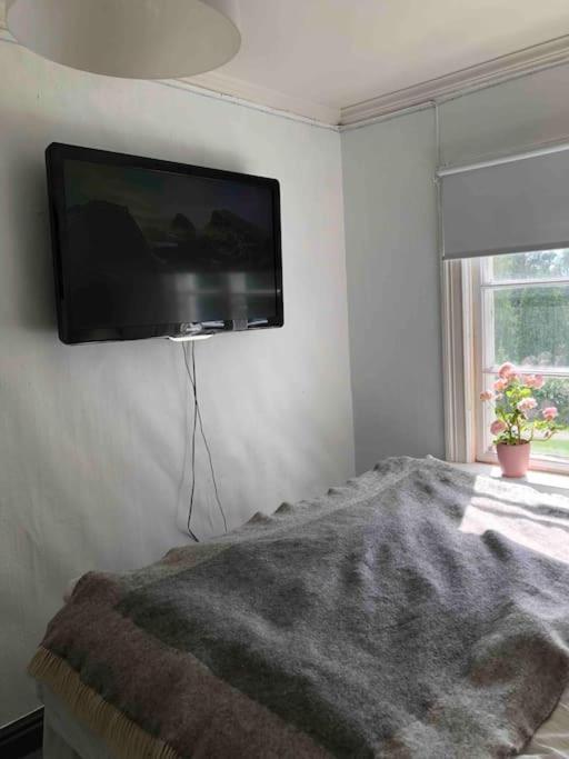 Egen Stuga Och Vedeldad Bastu Linghed Exteriör bild